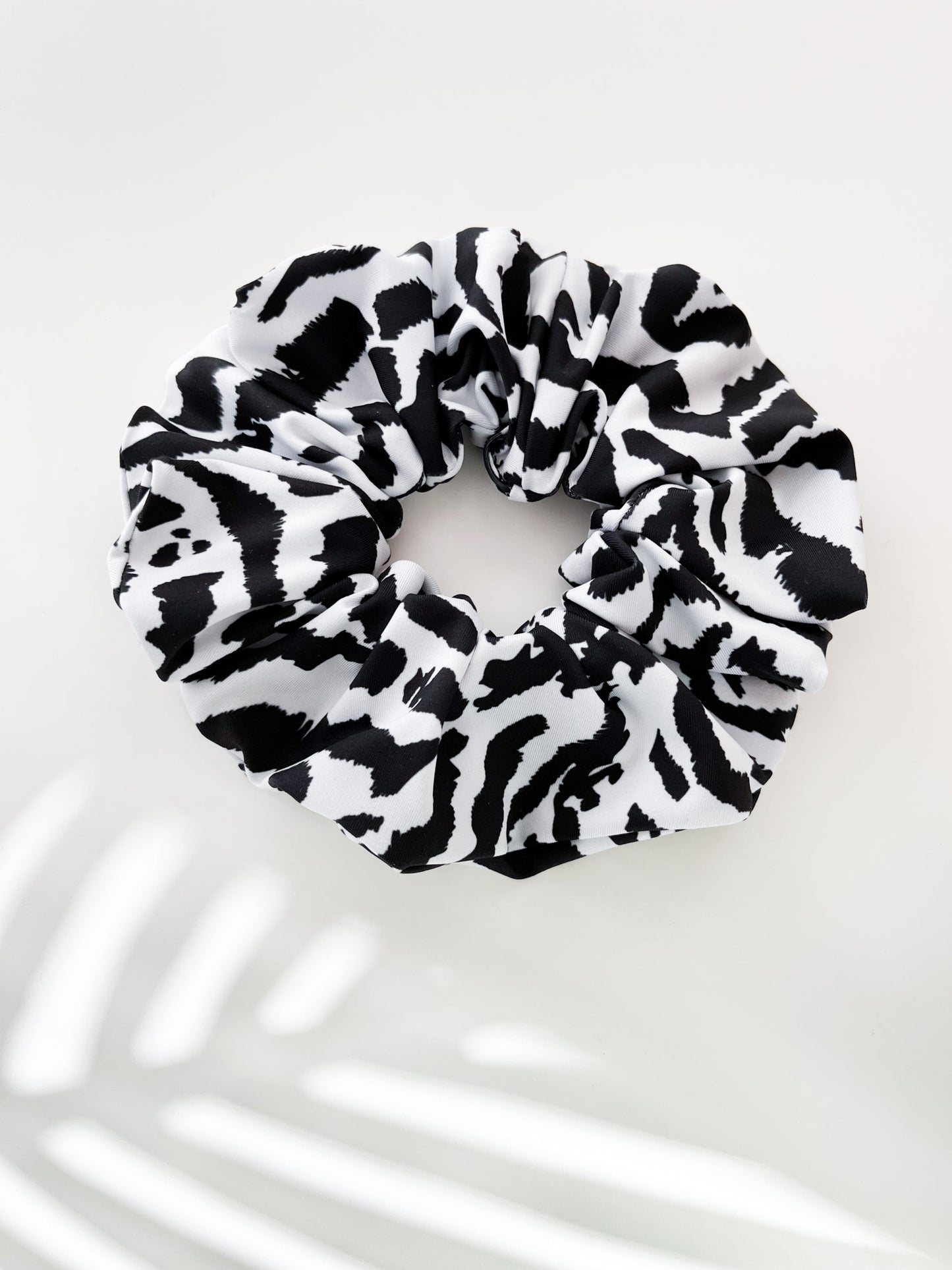 - BLACK OR WHITE - SCRUNCHIE -